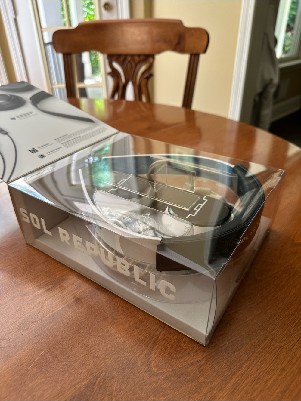 Sol Republic Over Ear Headphones - Picture 4 of 15